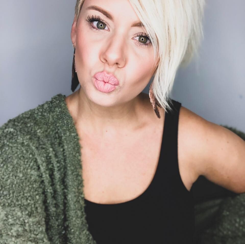 Qui aime les blondes fais signe 